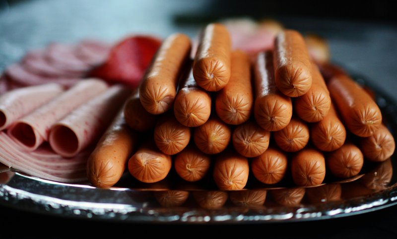 Bandeja con salchichas y embutidos, alimentos no recomendados antes de ponerse a trabajar
