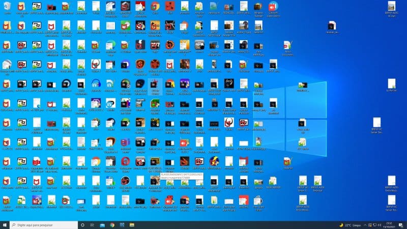 Iconos de archivos llenan la pantalla del ordenador