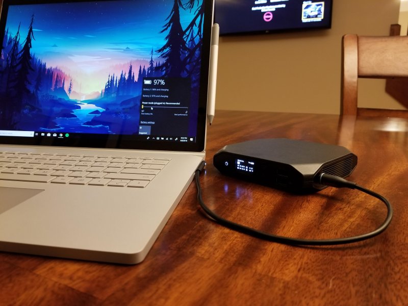 Batería portátil conectada a un laptop para proporcionarle energía y no se apague