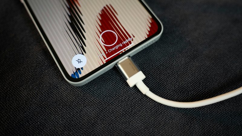 Cargador conectado a un teléfono móvil