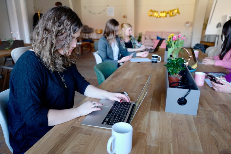 Mujeres freelancers trabajando en un coworking con el ordenador portátil
