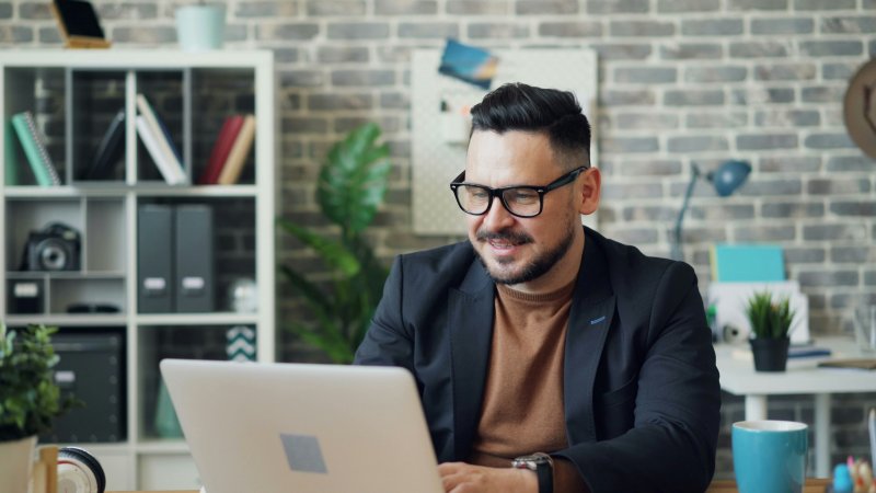 Un teletrabajador utiliza el ordenador portátil y se siente motivado y con confianza, fruto del Efecto Galatea