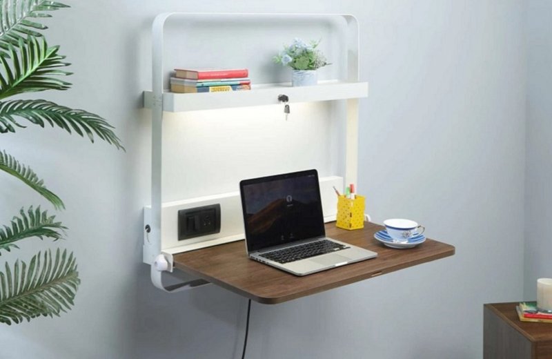 Escritorio plegable de pared que sirve de home office de un teletrabajador