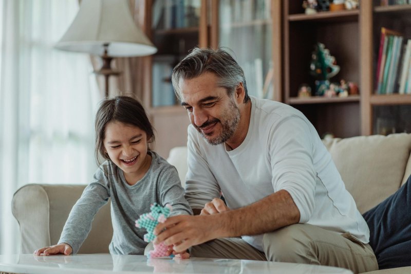 El teletrabajo permite conciliar a un padre para estar con su hija