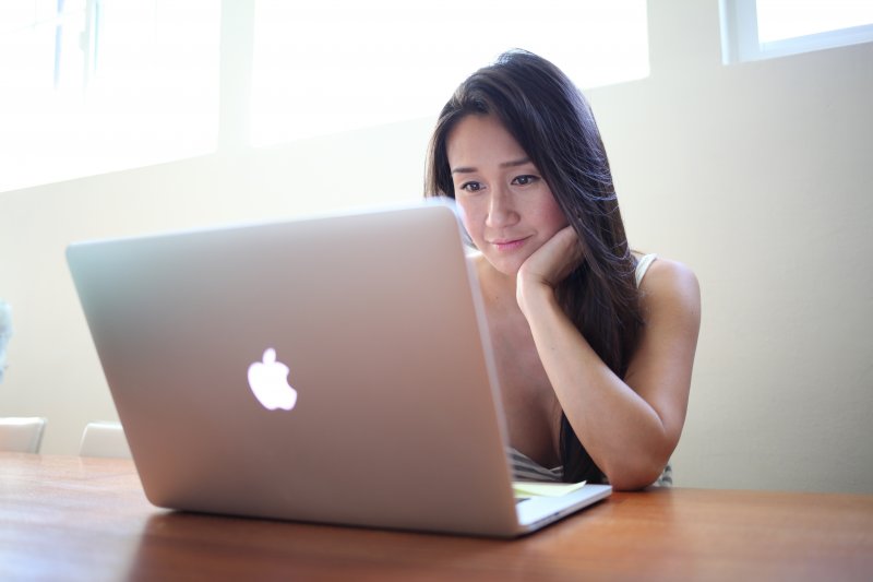 Una mujer estudia con el ordenador portátil un curso online gratis de la plataforma Google Actívate