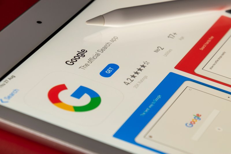 Teléfono móvil con la aplicación de Google preparada para iniciar la descarga en el dispositivo