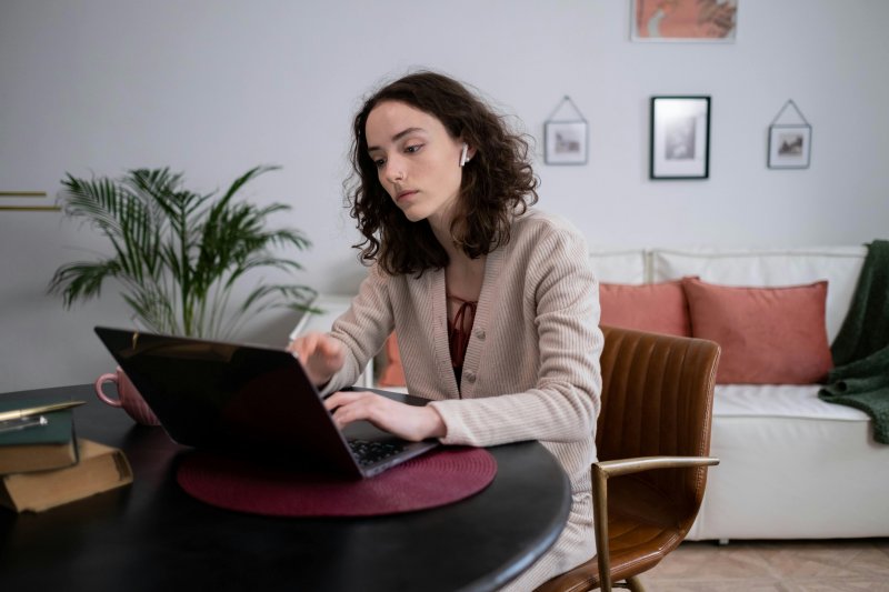 Mujer que hace teletrabajo que tiene hábitos laborales para ser más productiva