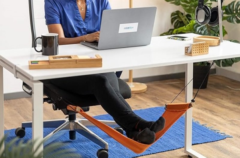 Hamaca para pies debajo el escritorio de una teletrabajadora en su oficina en casa