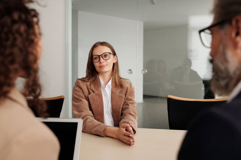 Una candidata a un empleo tiene en cuenta su lenguaje corporal en una entrevista de trabajo