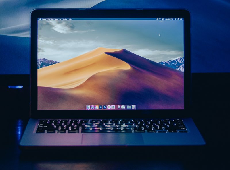 Función de luz nocturna en la pantalla de un ordenador portátil en una estancia con poca iluminación