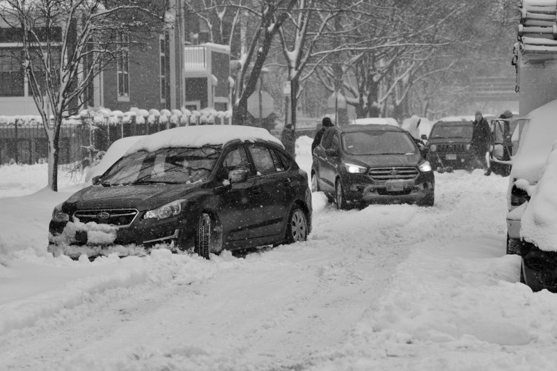 El mal tiempo en las calles, con un temporal de nieve, hace que los coches queden bloqueados en medio de la calle