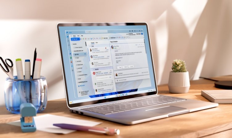 Contactos y correos electrónicos en Microsoft Outlook en la pantalla del ordenador portátil
