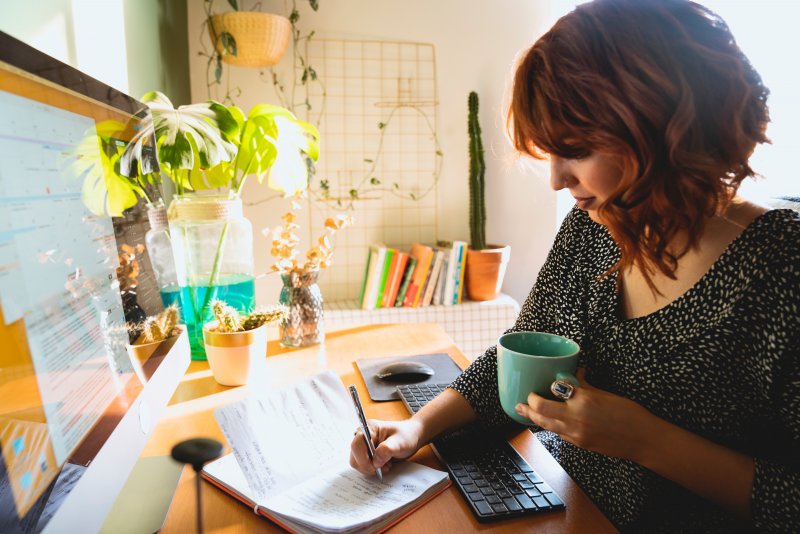 Una mujer con un buen equilibrio entre la vida personal y labora, en su home office