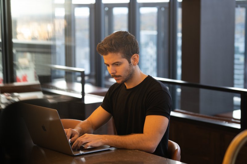 Un hombre mira en su ordenador portátil una oferta de trabajo en un portal web de empleo