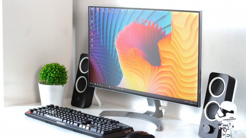 Monitor de ordenador, teclado, ratón y altavoces de una home office