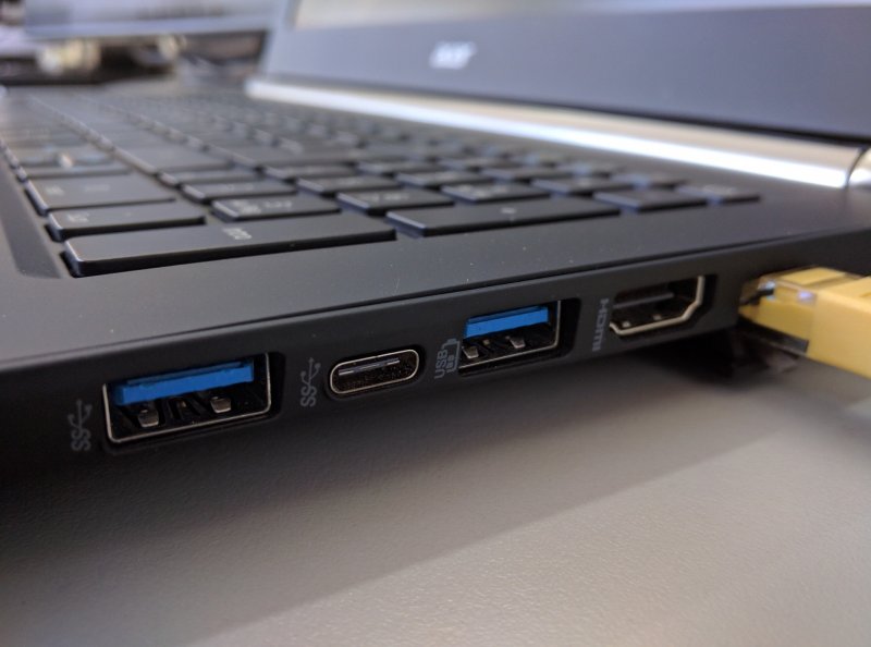 Puerto usb del ordenador portátil de un teletrabajador