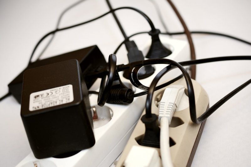 Cables y enchufes conectados a dos regletas de tal manera que aportan riesgos eléctricos en casa