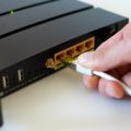 Un usuario conecta un router para tener wifi