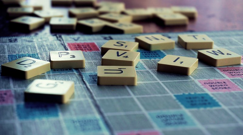 Partida de Scrabble, juego de mesa de palabras para aprender inglés