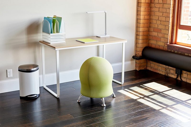 Silla de bola Zenergy en una oficina en casa de un teletrabajador