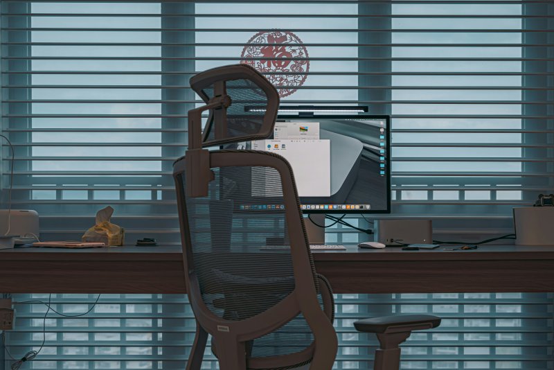 Silla ergonómica de escritorio con ajustes de altura y peso, en la oficina en casa de un teletrabajador