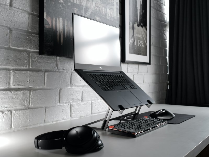 Setup de un teletrabajador con un ordenador portátil sobre un soporte