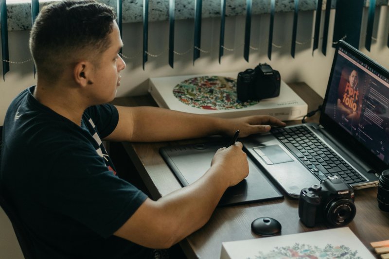 Un diseñador gráfico trabaja con el ordenador portátil y tiene la creatividad como una de sus fortalezas