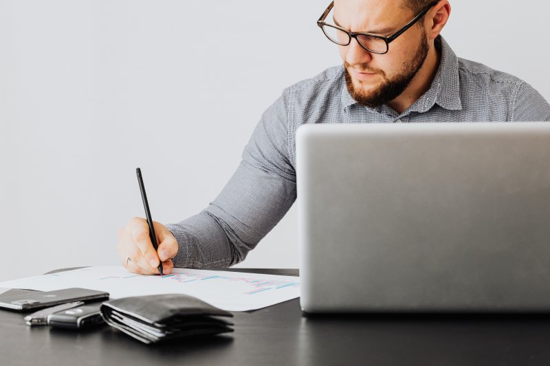 Un teletrabajador realiza tareas de su empleo con rasgos de la personalidad que le hacen aumentar su productividad