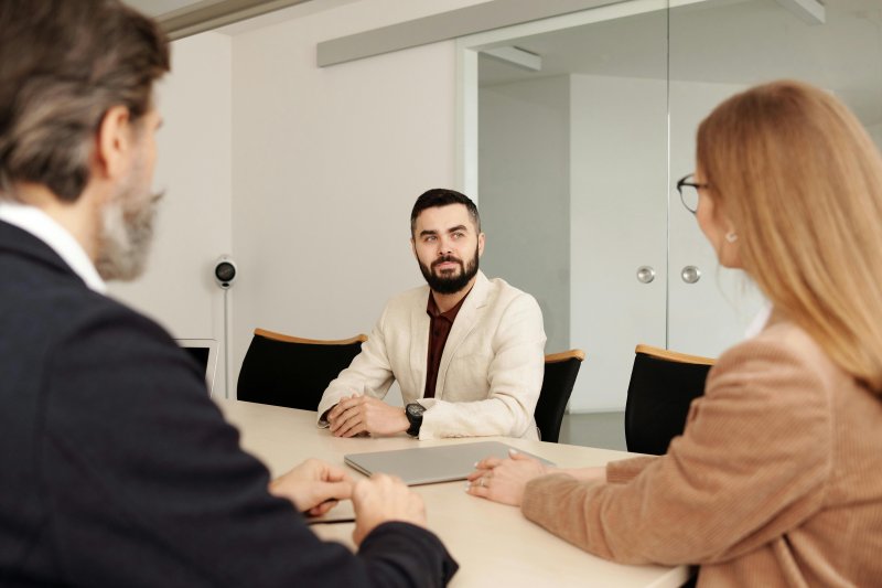 Dos reclutadores emplean el test de la silla en una entrevista de trabajo para analizar al candidato